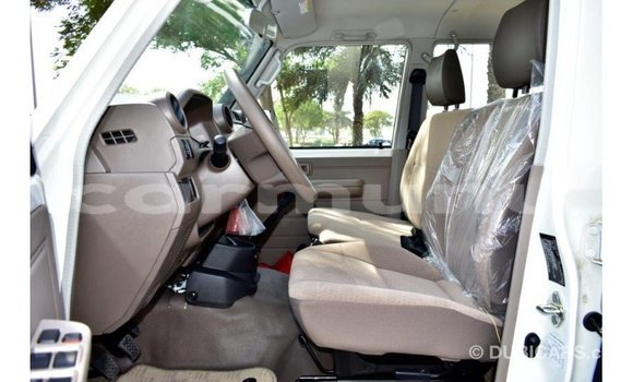Acheter Import Voiture Toyota Land Cruiser Blanc à Import - Dubai, Région de la Bouenza Acheter Import Voiture Toyota Land Cruiser Blanc à Import - Dubai, Région de la Bouenza