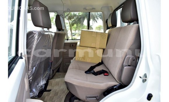 Acheter Import Voiture Toyota Land Cruiser Blanc à Import - Dubai, Région de la Bouenza Acheter Import Voiture Toyota Land Cruiser Blanc à Import - Dubai, Région de la Bouenza