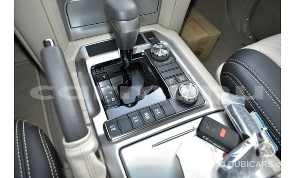 Acheter Import Voiture Toyota Land Cruiser Blanc à Import - Dubai, Région de la Bouenza Acheter Import Voiture Toyota Land Cruiser Blanc à Import - Dubai, Région de la Bouenza