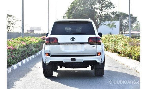 Acheter Import Voiture Toyota Land Cruiser Blanc à Import - Dubai, Région de la Bouenza Acheter Import Voiture Toyota Land Cruiser Blanc à Import - Dubai, Région de la Bouenza
