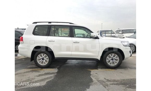 Acheter Import Voiture Toyota Land Cruiser Blanc à Import - Dubai, Région de la Bouenza Acheter Import Voiture Toyota Land Cruiser Blanc à Import - Dubai, Région de la Bouenza