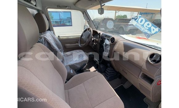 Buy Import Toyota DA Beige Truck in Import - Dubai in Region of Bouenza Buy Import Toyota DA Beige Truck in Import - Dubai in Region of Bouenza