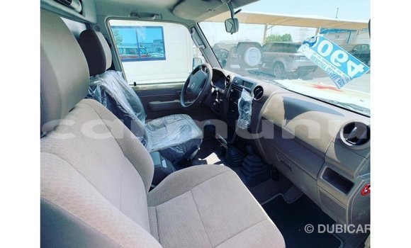 Buy Import Toyota DA Beige Truck in Import - Dubai in Region of Bouenza Buy Import Toyota DA Beige Truck in Import - Dubai in Region of Bouenza