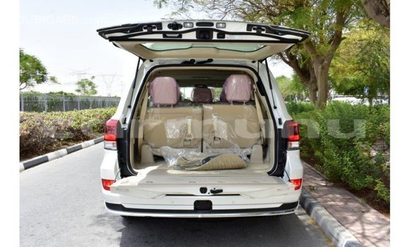 Acheter Import Voiture Toyota Land Cruiser Blanc à Import - Dubai, Région de la Bouenza Acheter Import Voiture Toyota Land Cruiser Blanc à Import - Dubai, Région de la Bouenza
