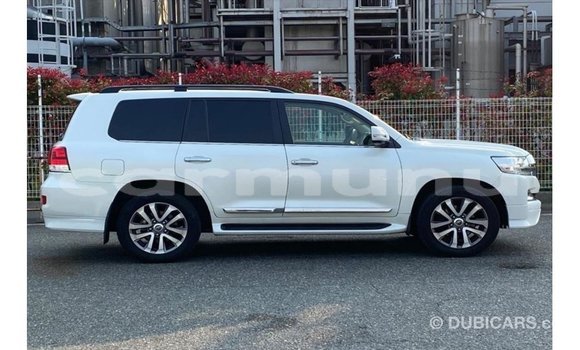 Buy Import Toyota Land Cruiser White Car in Import - Dubai in Region of Bouenza Buy Import Toyota Land Cruiser White Car in Import - Dubai in Region of Bouenza