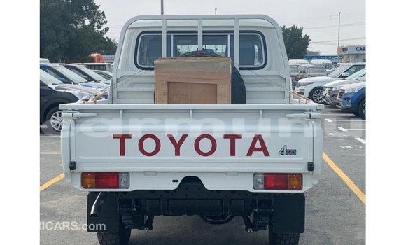 Buy Import Toyota Land Cruiser White Car in Import - Dubai in Region of Bouenza Buy Import Toyota Land Cruiser White Car in Import - Dubai in Region of Bouenza