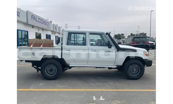 Buy Import Toyota Land Cruiser White Car in Import - Dubai in Region of Bouenza Buy Import Toyota Land Cruiser White Car in Import - Dubai in Region of Bouenza