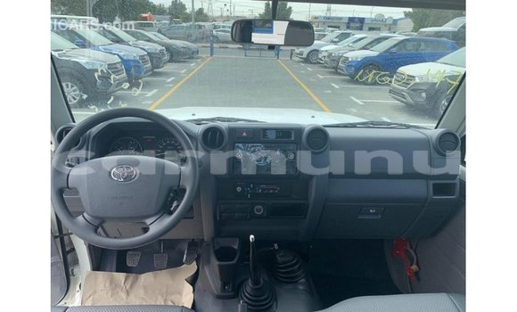 Buy Import Toyota Land Cruiser White Car in Import - Dubai in Region of Bouenza Buy Import Toyota Land Cruiser White Car in Import - Dubai in Region of Bouenza