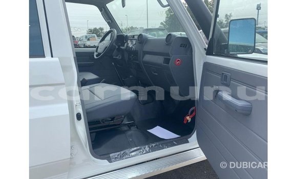 Buy Import Toyota Land Cruiser White Car in Import - Dubai in Region of Bouenza Buy Import Toyota Land Cruiser White Car in Import - Dubai in Region of Bouenza