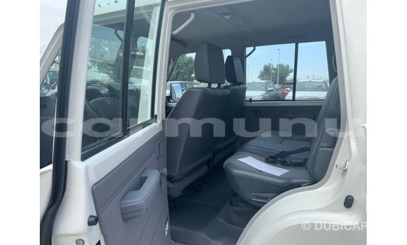 Buy Import Toyota Land Cruiser White Car in Import - Dubai in Region of Bouenza Buy Import Toyota Land Cruiser White Car in Import - Dubai in Region of Bouenza