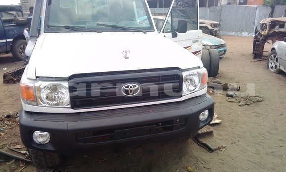 Acheter Occasion Voiture Toyota Hilux Blanc à Brazzaville, Commune de Brazzaville Acheter Occasion Voiture Toyota Hilux Blanc à Brazzaville, Commune de Brazzaville