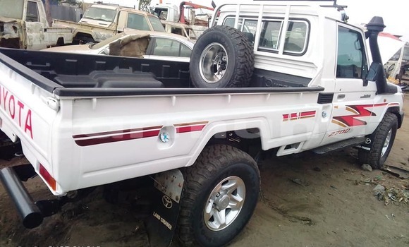 Acheter Occasion Voiture Toyota Hilux Blanc à Brazzaville, Commune de Brazzaville Acheter Occasion Voiture Toyota Hilux Blanc à Brazzaville, Commune de Brazzaville
