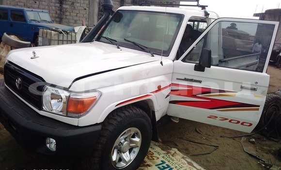 Acheter Occasion Voiture Toyota Hilux Blanc à Brazzaville, Commune de Brazzaville Acheter Occasion Voiture Toyota Hilux Blanc à Brazzaville, Commune de Brazzaville