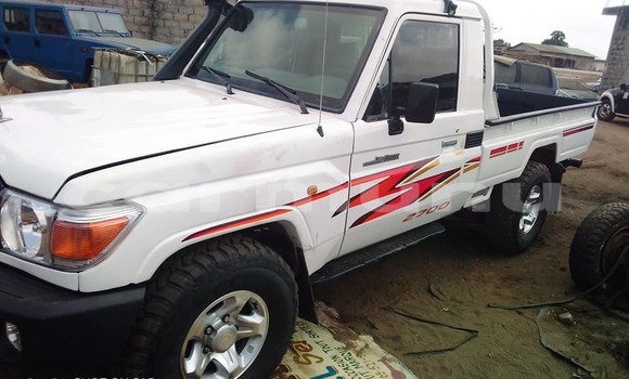 Acheter Occasion Voiture Toyota Hilux Blanc à Brazzaville, Commune de Brazzaville Acheter Occasion Voiture Toyota Hilux Blanc à Brazzaville, Commune de Brazzaville