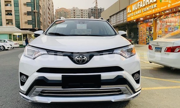 Acheter Occasion Voiture Toyota RAV4 Blanc à Brazzaville, Commune de Brazzaville Acheter Occasion Voiture Toyota RAV4 Blanc à Brazzaville, Commune de Brazzaville