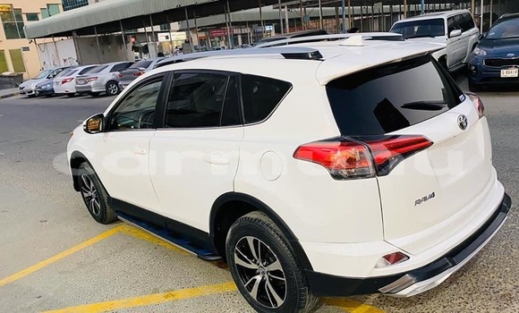 Acheter Occasion Voiture Toyota RAV4 Blanc à Brazzaville, Commune de Brazzaville Acheter Occasion Voiture Toyota RAV4 Blanc à Brazzaville, Commune de Brazzaville