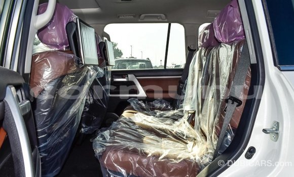Acheter Import Voiture Toyota Land Cruiser Blanc à Import - Dubai, Région de la Bouenza Acheter Import Voiture Toyota Land Cruiser Blanc à Import - Dubai, Région de la Bouenza