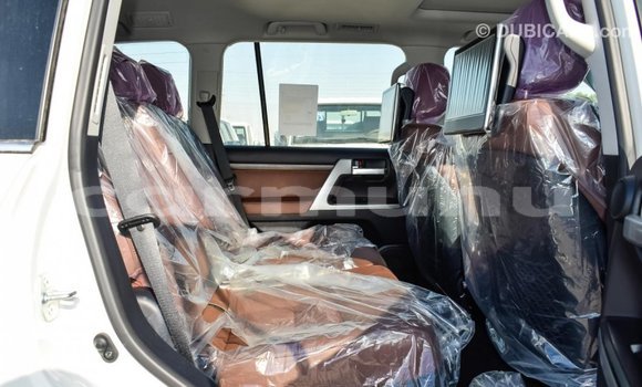 Acheter Import Voiture Toyota Land Cruiser Blanc à Import - Dubai, Région de la Bouenza Acheter Import Voiture Toyota Land Cruiser Blanc à Import - Dubai, Région de la Bouenza