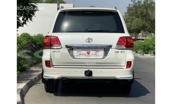 Acheter Import Voiture Toyota Land Cruiser Blanc à Import - Dubai, Région de la Bouenza Acheter Import Voiture Toyota Land Cruiser Blanc à Import - Dubai, Région de la Bouenza