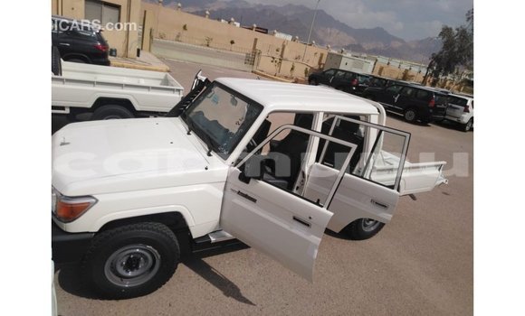 Acheter Import Voiture Toyota Land Cruiser Blanc à Import - Dubai, Région de la Bouenza Acheter Import Voiture Toyota Land Cruiser Blanc à Import - Dubai, Région de la Bouenza