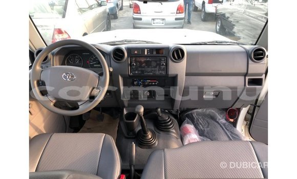 Buy Import Toyota Land Cruiser White Car in Import - Dubai in Region of Bouenza Buy Import Toyota Land Cruiser White Car in Import - Dubai in Region of Bouenza