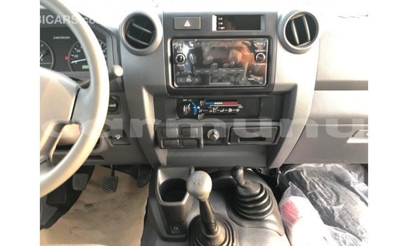 Buy Import Toyota Land Cruiser White Car in Import - Dubai in Region of Bouenza Buy Import Toyota Land Cruiser White Car in Import - Dubai in Region of Bouenza