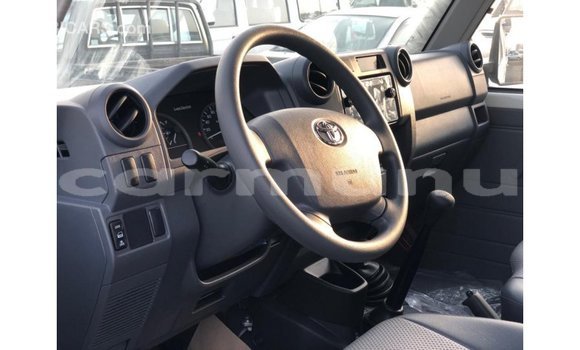 Buy Import Toyota Land Cruiser White Car in Import - Dubai in Region of Bouenza Buy Import Toyota Land Cruiser White Car in Import - Dubai in Region of Bouenza