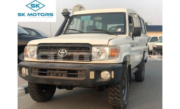 Acheter Import Voiture Toyota Land Cruiser Blanc à Import - Dubai, Région de la Bouenza