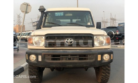 Acheter Import Voiture Toyota Land Cruiser Blanc à Import - Dubai, Région de la Bouenza Acheter Import Voiture Toyota Land Cruiser Blanc à Import - Dubai, Région de la Bouenza