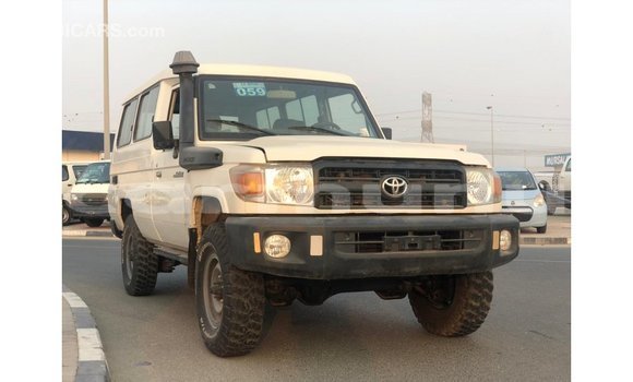 Acheter Import Voiture Toyota Land Cruiser Blanc à Import - Dubai, Région de la Bouenza Acheter Import Voiture Toyota Land Cruiser Blanc à Import - Dubai, Région de la Bouenza