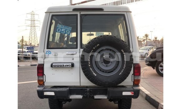 Acheter Import Voiture Toyota Land Cruiser Blanc à Import - Dubai, Région de la Bouenza Acheter Import Voiture Toyota Land Cruiser Blanc à Import - Dubai, Région de la Bouenza