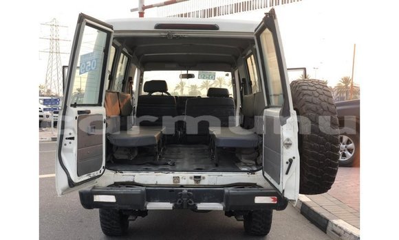 Acheter Import Voiture Toyota Land Cruiser Blanc à Import - Dubai, Région de la Bouenza Acheter Import Voiture Toyota Land Cruiser Blanc à Import - Dubai, Région de la Bouenza