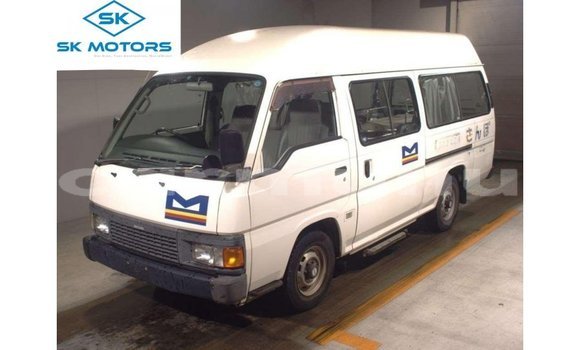 Acheter Import Voiture Nissan Caravan Blanc à Import - Dubai, Région de la Bouenza
