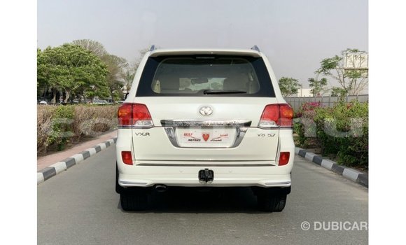Acheter Import Voiture Toyota Land Cruiser Blanc à Import - Dubai, Région de la Bouenza Acheter Import Voiture Toyota Land Cruiser Blanc à Import - Dubai, Région de la Bouenza