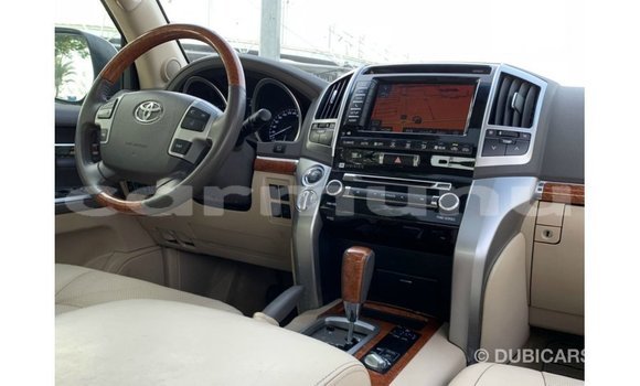 Acheter Import Voiture Toyota Land Cruiser Blanc à Import - Dubai, Région de la Bouenza Acheter Import Voiture Toyota Land Cruiser Blanc à Import - Dubai, Région de la Bouenza