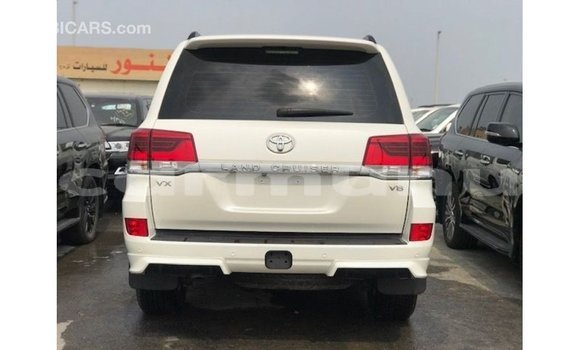 Acheter Import Voiture Toyota Land Cruiser Blanc à Import - Dubai, Région de la Bouenza Acheter Import Voiture Toyota Land Cruiser Blanc à Import - Dubai, Région de la Bouenza