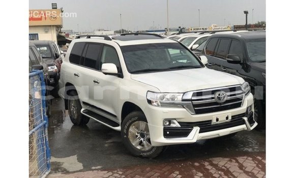 Acheter Import Voiture Toyota Land Cruiser Blanc à Import - Dubai, Région de la Bouenza Acheter Import Voiture Toyota Land Cruiser Blanc à Import - Dubai, Région de la Bouenza