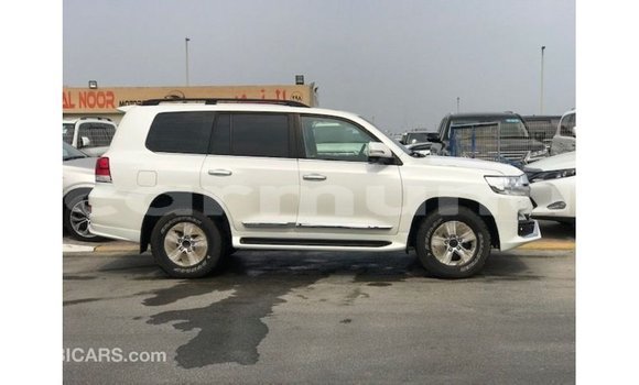 Acheter Import Voiture Toyota Land Cruiser Blanc à Import - Dubai, Région de la Bouenza Acheter Import Voiture Toyota Land Cruiser Blanc à Import - Dubai, Région de la Bouenza