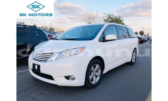 Acheter Import Voiture Toyota Sienna Blanc à Import - Dubai, Région de la Bouenza