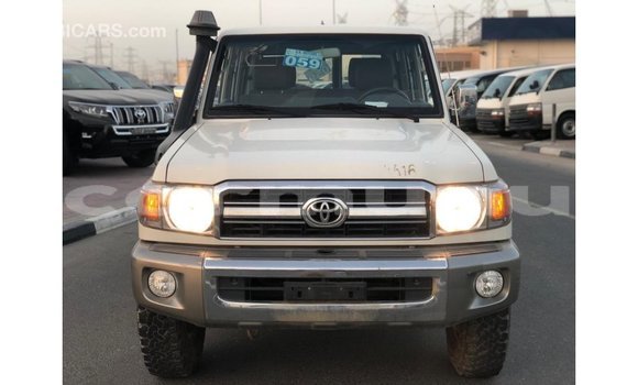 Acheter Import Voiture Toyota Land Cruiser Blanc à Import - Dubai, Région de la Bouenza Acheter Import Voiture Toyota Land Cruiser Blanc à Import - Dubai, Région de la Bouenza