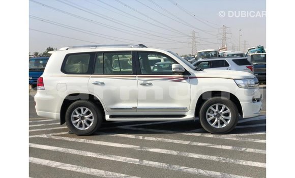 Buy Import Toyota Land Cruiser White Car in Import - Dubai in Region of Bouenza Buy Import Toyota Land Cruiser White Car in Import - Dubai in Region of Bouenza