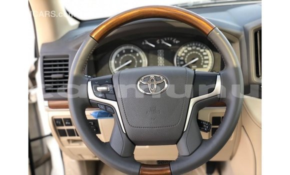 Buy Import Toyota Land Cruiser White Car in Import - Dubai in Region of Bouenza Buy Import Toyota Land Cruiser White Car in Import - Dubai in Region of Bouenza