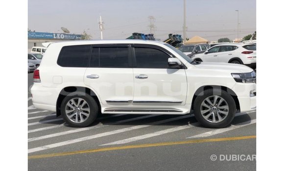 Acheter Import Voiture Toyota Land Cruiser Blanc à Import - Dubai, Région de la Bouenza Acheter Import Voiture Toyota Land Cruiser Blanc à Import - Dubai, Région de la Bouenza