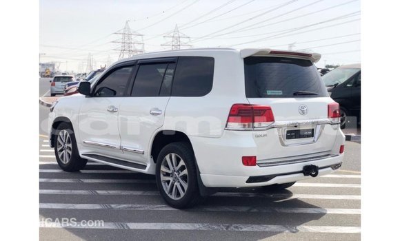Acheter Import Voiture Toyota Land Cruiser Blanc à Import - Dubai, Région de la Bouenza Acheter Import Voiture Toyota Land Cruiser Blanc à Import - Dubai, Région de la Bouenza