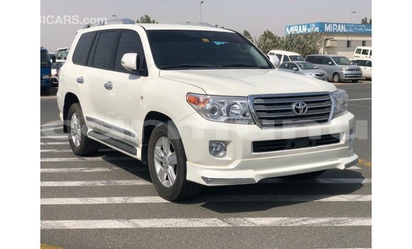 Buy Import Toyota Land Cruiser White Car in Import - Dubai in Region of Bouenza Buy Import Toyota Land Cruiser White Car in Import - Dubai in Region of Bouenza