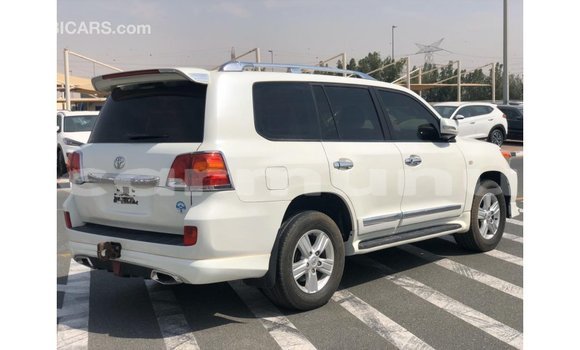 Buy Import Toyota Land Cruiser White Car in Import - Dubai in Region of Bouenza Buy Import Toyota Land Cruiser White Car in Import - Dubai in Region of Bouenza