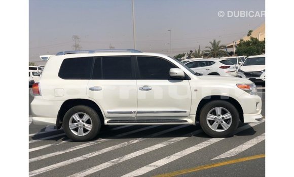 Buy Import Toyota Land Cruiser White Car in Import - Dubai in Region of Bouenza Buy Import Toyota Land Cruiser White Car in Import - Dubai in Region of Bouenza