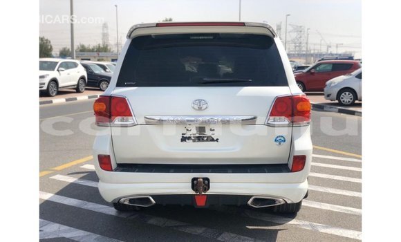 Buy Import Toyota Land Cruiser White Car in Import - Dubai in Region of Bouenza Buy Import Toyota Land Cruiser White Car in Import - Dubai in Region of Bouenza