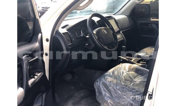 Buy Import Toyota Land Cruiser White Car in Import - Dubai in Region of Bouenza Buy Import Toyota Land Cruiser White Car in Import - Dubai in Region of Bouenza