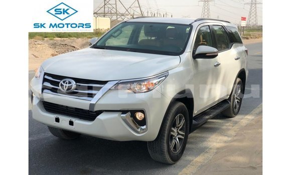Acheter Import Voiture Toyota Fortuner Blanc à Import - Dubai, Région de la Bouenza